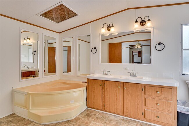 Building Photo - 892 W Five Notch Rd