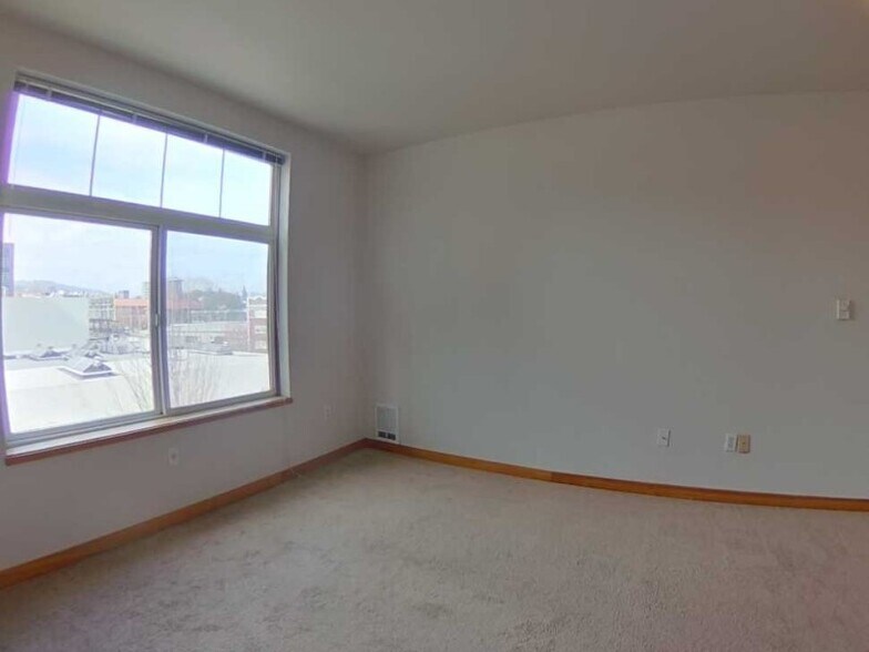 Primary Bedroom - 1415 SW Alder St