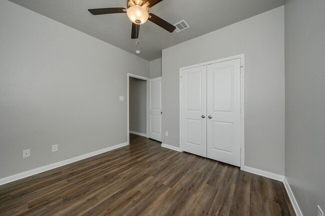 Building Photo - Bright & Cozy Townhome