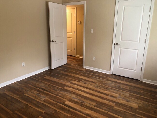 Building Photo - Great location, 2/2 close to UF , Shopping & Dining