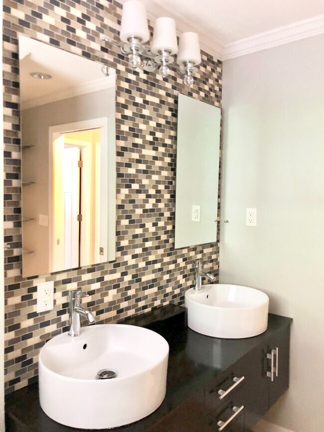 Building Photo - Cleveland Park Renovation!  Walking Distan...