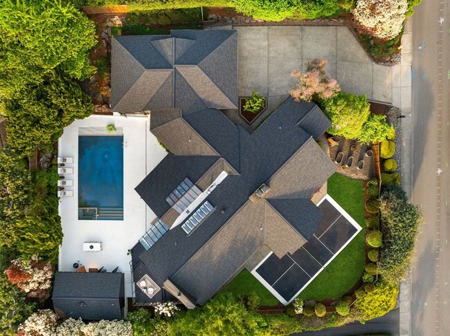 Building Photo - 3Bd/3.5Ba Clyde Hill Home