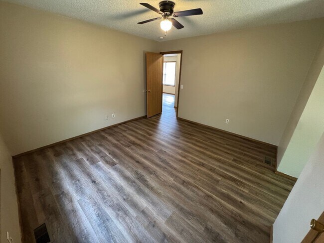 Building Photo - Recently updated 2 bed 1 bath Duplex with garage available now!