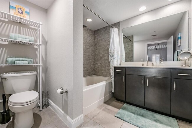 Building Photo - 2410 W Azeele St