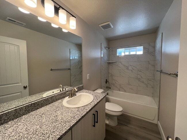 Building Photo - Move-In Bonus - 3 Bed - 2.5 Bath, Large To...