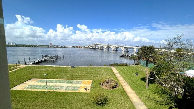 Building Photo - 1224 S Peninsula Dr