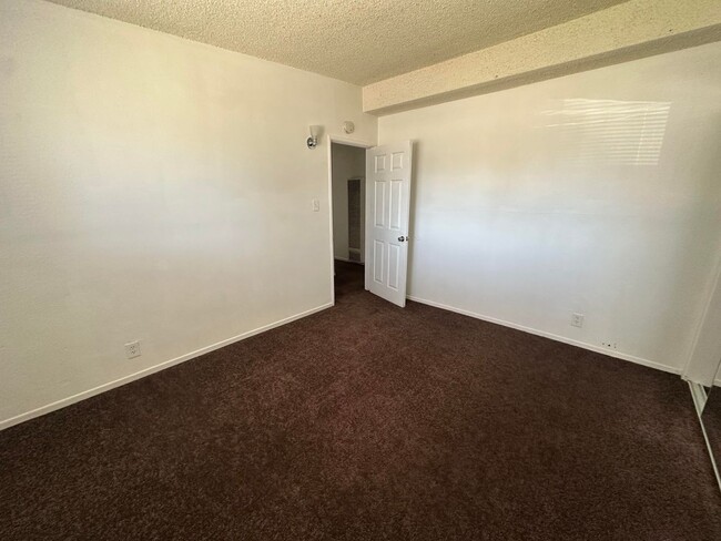 Building Photo - Adorable Apartment