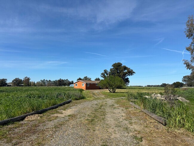 Building Photo - Charming Horse Property - 2 Bed/ 2 Bath with office- Home with Scenic Views and Pasture