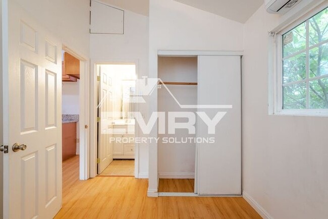 Building Photo - 1 Bed 1 Bath Unit for Rent Orange Blossom Move in Ready