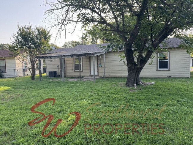 Building Photo - 3 bedroom 1 bath with large bedrooms! Easy walk to campus!