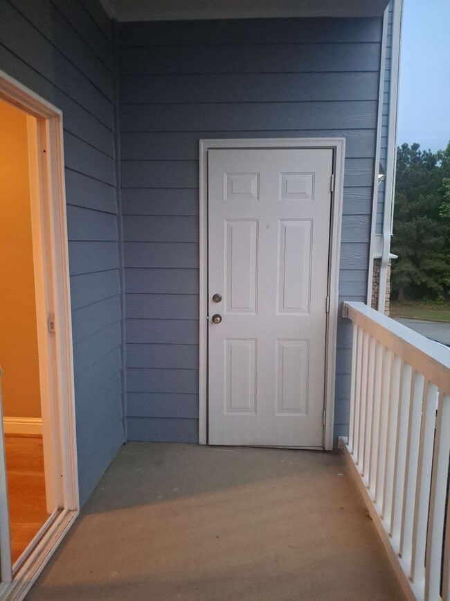 Building Photo - Town Creek Condo - Available Now!