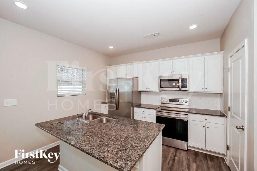 Building Photo - 3302 Newell Vlg Dr