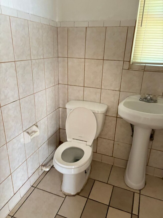 Building Photo - Move in special  1/2 off 1st months rent -...