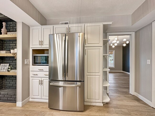 Building Photo - 645 Windemere Curve