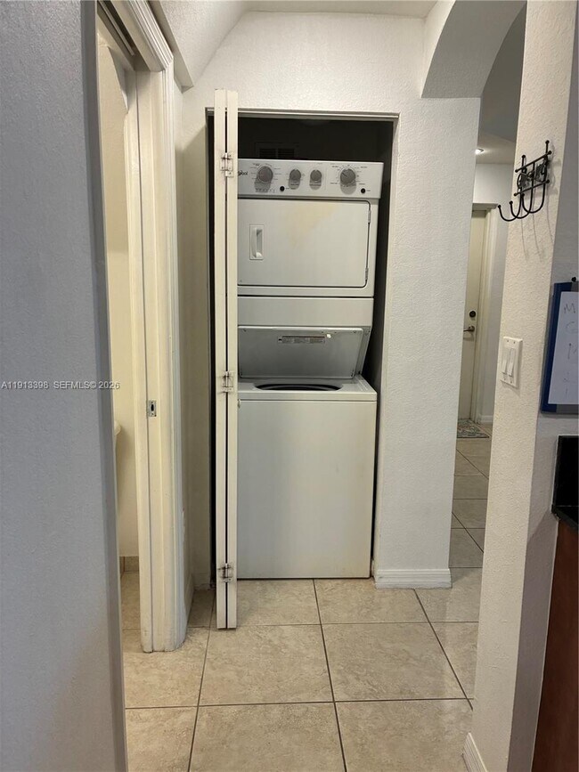 Building Photo - 8999 NW 107 Ct