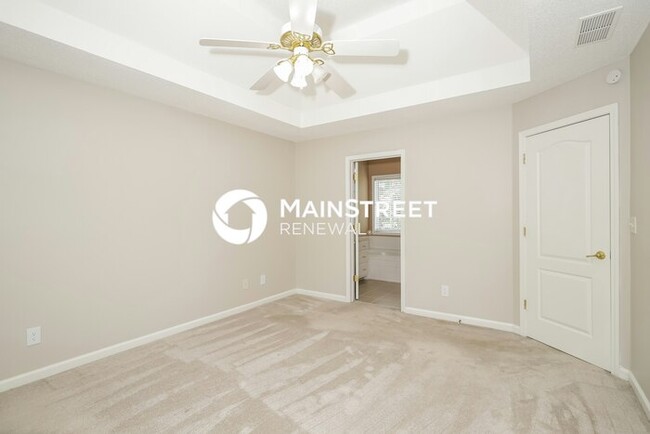 Building Photo - 1352 Vine Cir