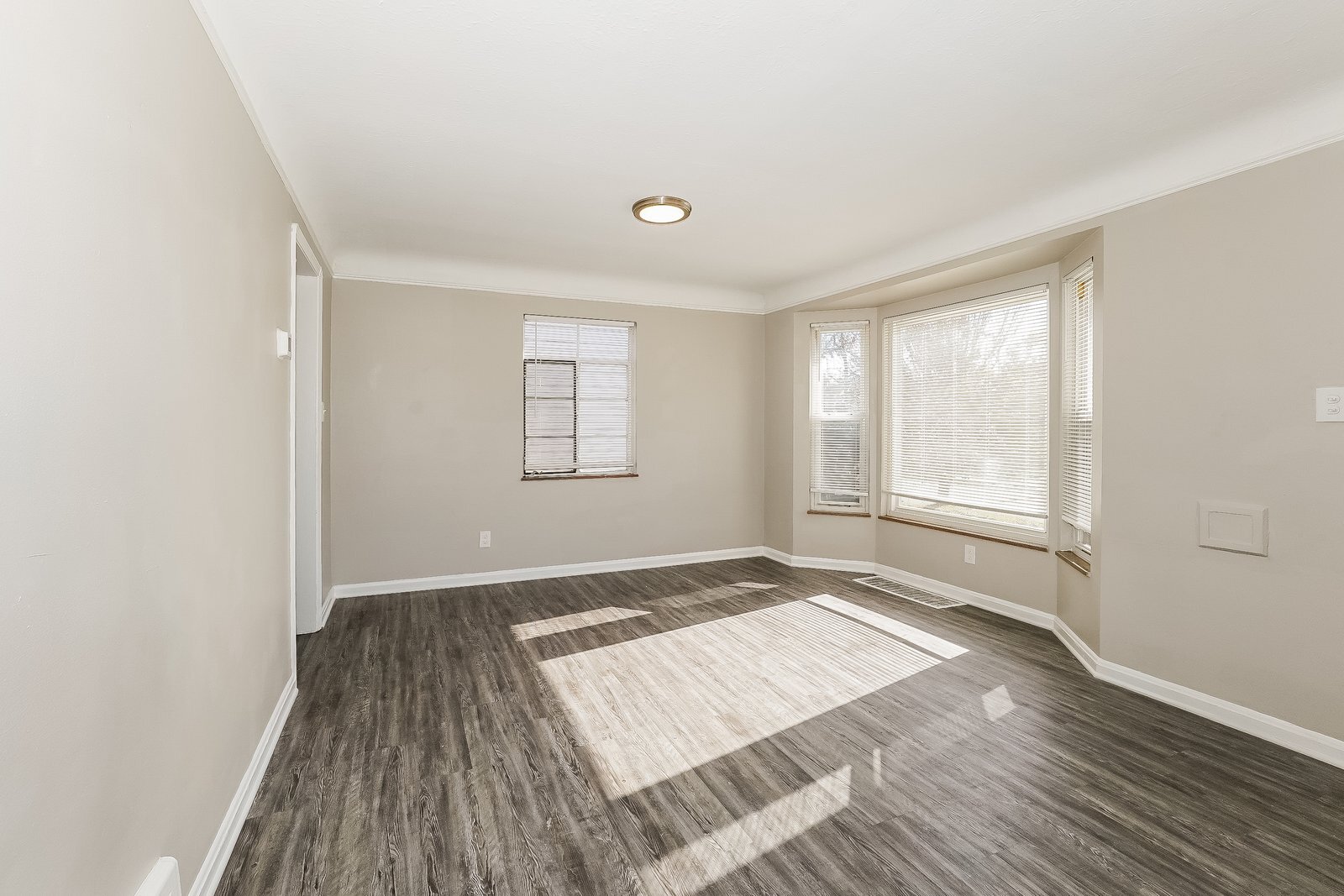 Building Photo - 14212 St James Ave