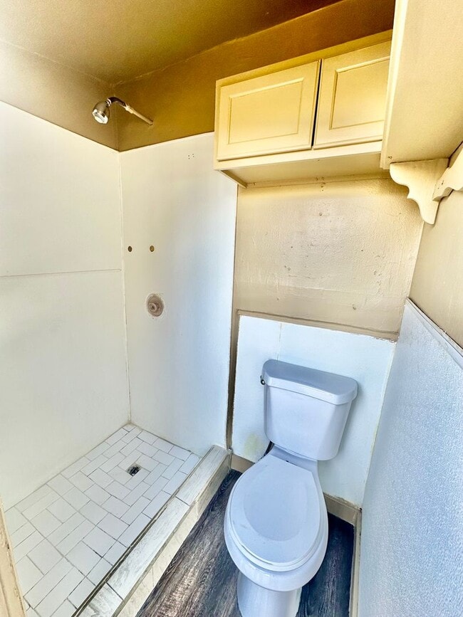 Building Photo - 2/2 With Bonus Room