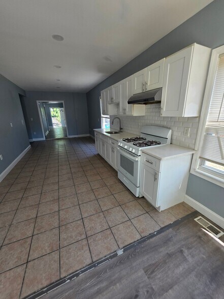 Building Photo - 119 Evergreen Ave