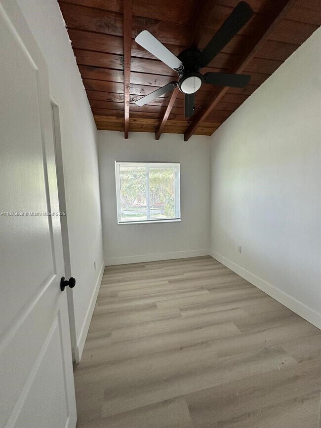 Building Photo - 3101 SW 102nd Pl