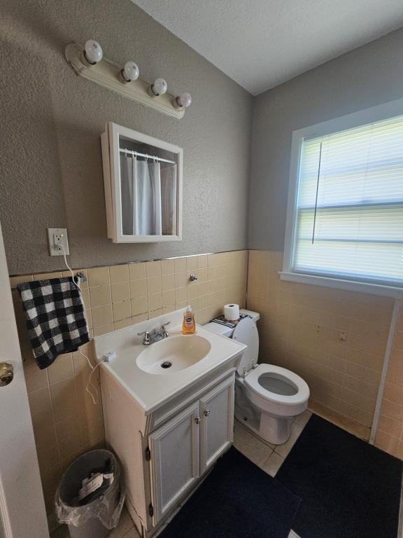 Building Photo - 504 Baker St