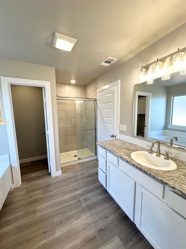 Building Photo - 3 Bed 2 Bath Ready to Rent!