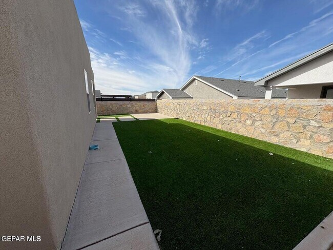 Building Photo - 12853 Clevedon St