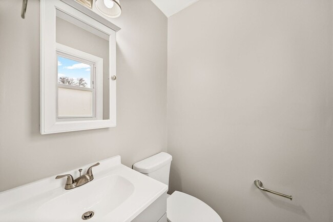 Building Photo - 3 Bedroom Pet Friendly Home For Rent Near Post!