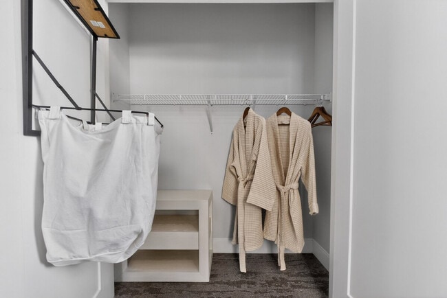 Building Photo - 1424 N Park Pl