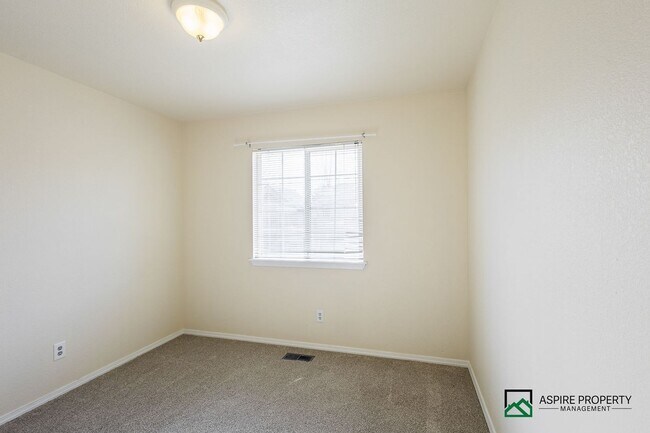 Building Photo - 3 bed 2 bath home