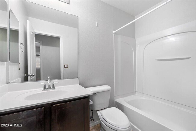 Building Photo - 2039 E Saddlebrook Rd