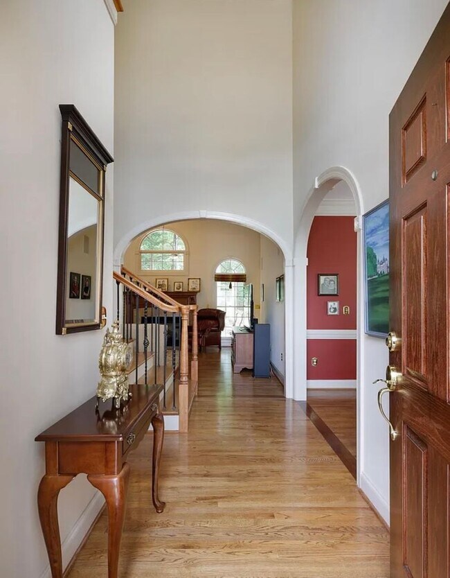 Building Photo - Luxury Waterfront Rental in Gated Montebello Community