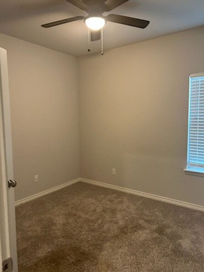 Building Photo - 4-bedroom 2-bathroom house for rent! HOUSING ACCEPTED!