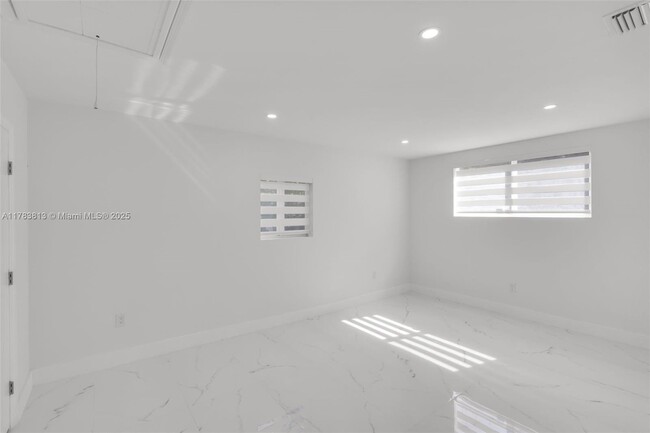 Building Photo - 7420 Beach View Dr