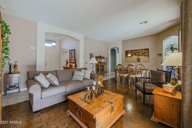 Building Photo - Gorgeous fully upgraded single level 4 bed home with private pool in North Peoria