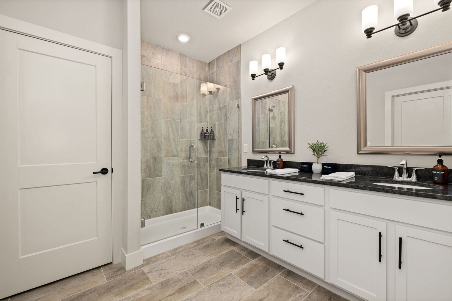 Building Photo - 913 NE Hts Ln