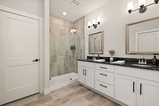 Building Photo - 913 NE Hts Ln