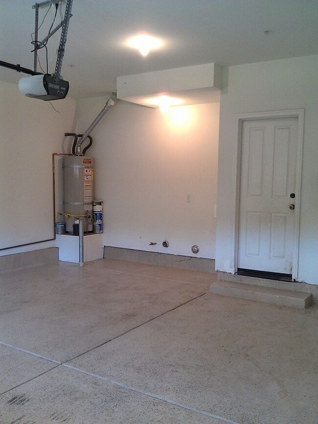 Building Photo - 4 BR 2.5 BA detached modern single-family home.