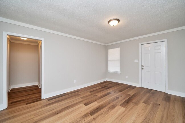 Building Photo - Super Cute & Super Clean 2-Bedroom Home in...