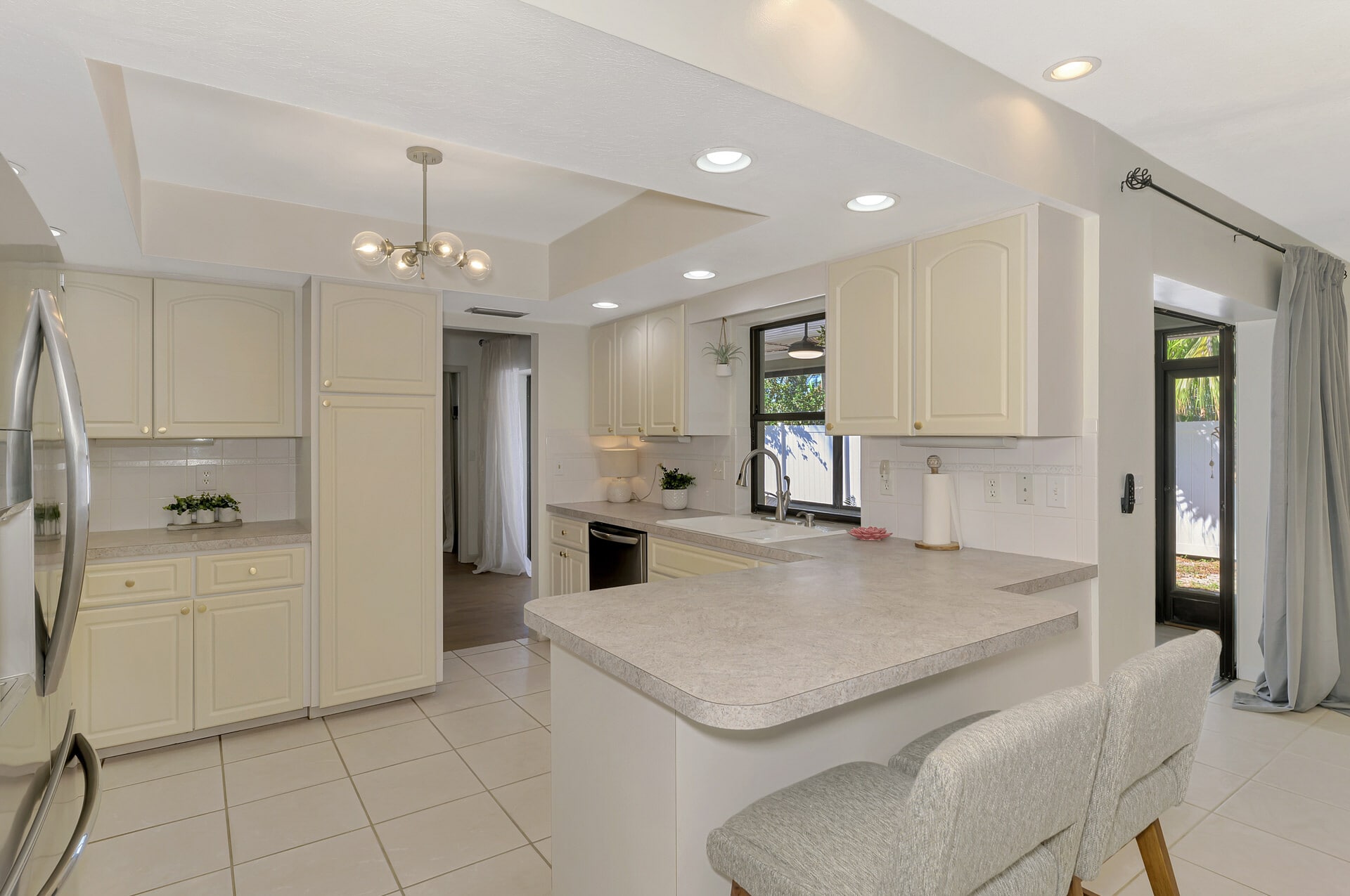 Building Photo - 2221 Pine View Cir