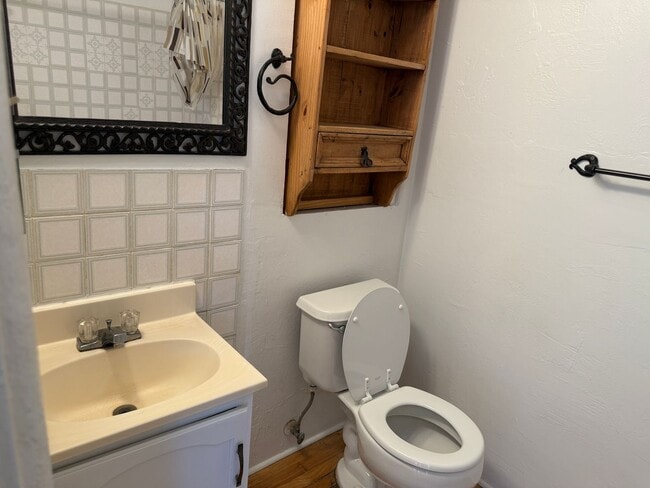 Building Photo - 3 Br, 2 Bath, comes with kitchen appliance...