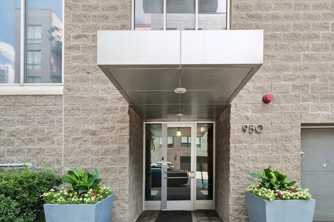 Primary Photo - 950 W Erie St
