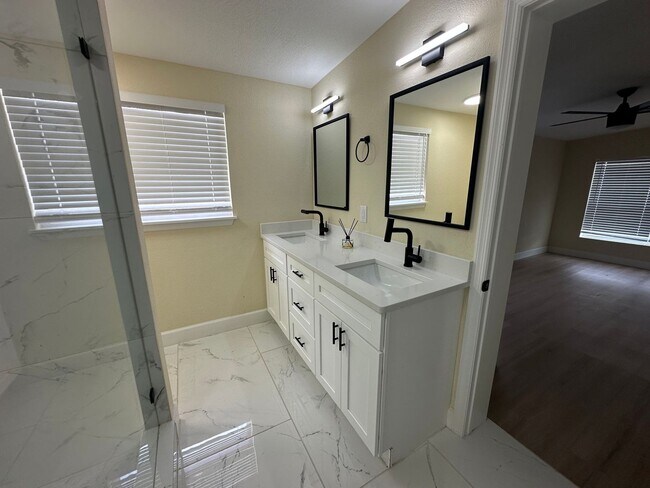 Building Photo - Beautifully renovated 3-bedroom, 2-bath home located in the heart of South Tampa