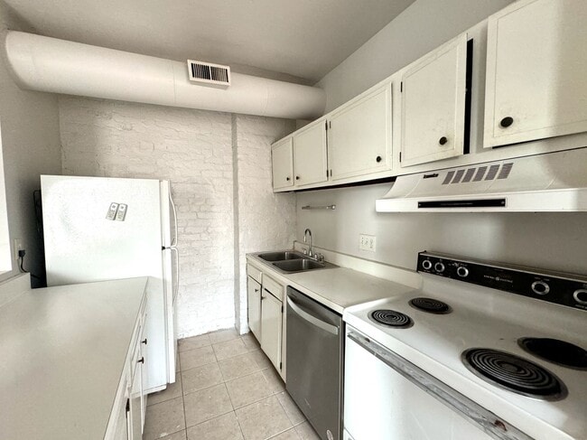 Building Photo - 2233 Victor St