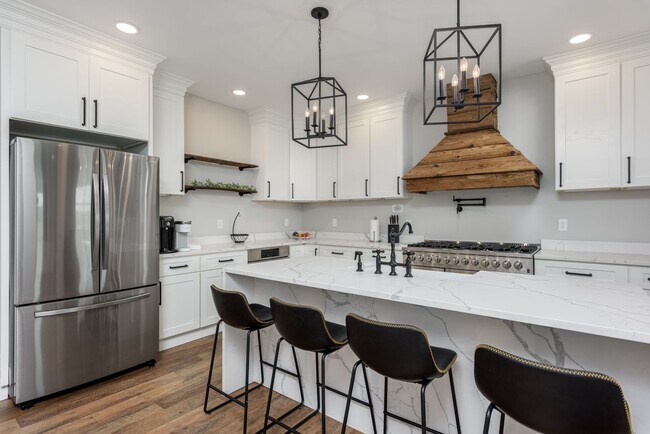 Building Photo - 608 N Front St