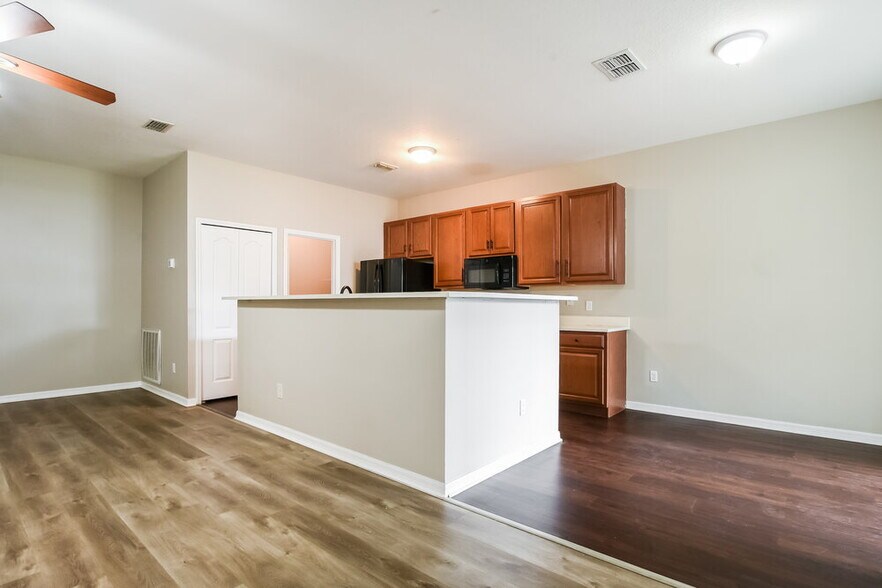 Building Photo - 418 Hammerstone Ave