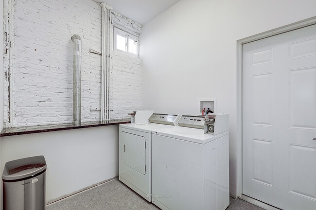 Building Photo - 226 E Illinois St