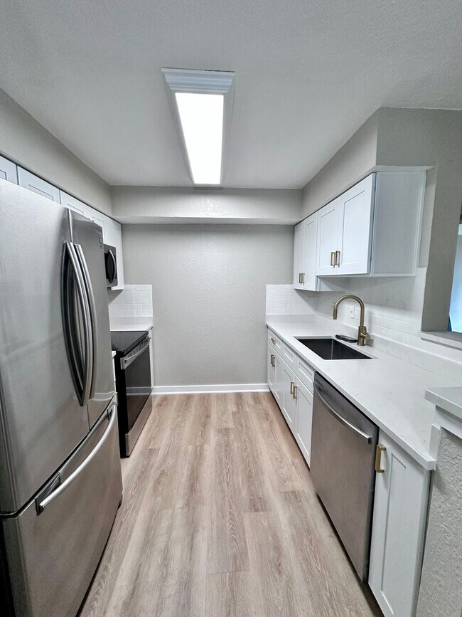 Building Photo - Fully Renovated  2B/2B  Condo near Beach in the Heart of Destin!