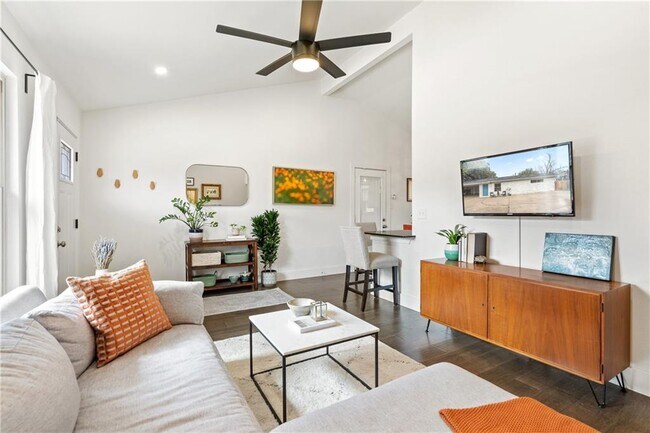 Building Photo - 4908 Rowena Ave