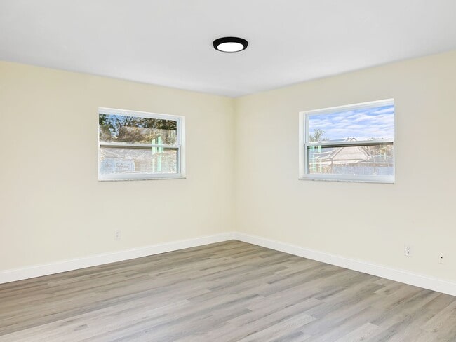 Building Photo - Beautifully Renovated 2BR/2BA with bonus room New Hurricane Windows + Backyard